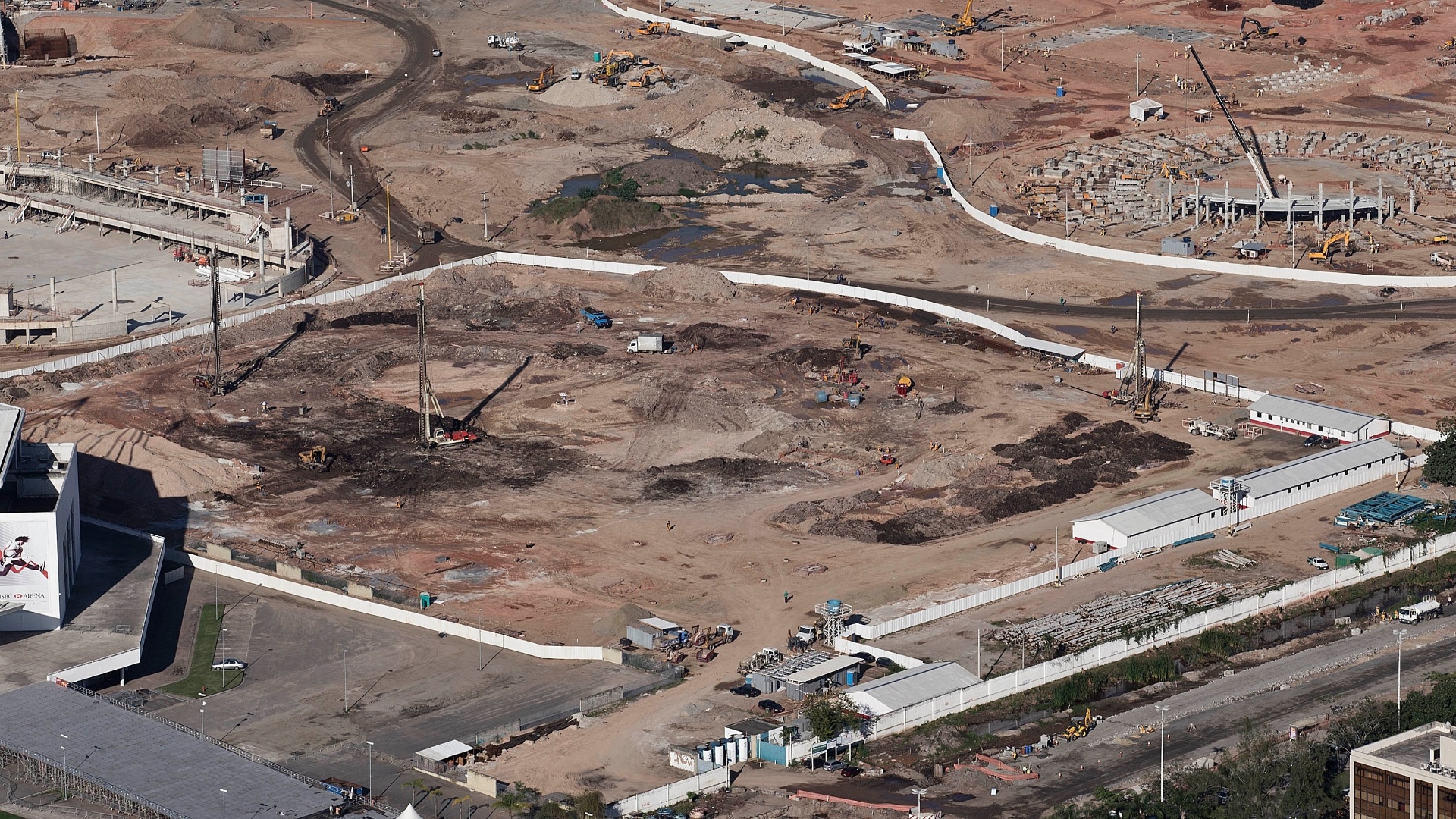 Velódromo: O novo velódromo do Rio vai substituir a pista de ciclismo construída para o Pan-2007, que acabou sendo demolida porque não atendia aos requisitos olímpicos. A construção custará R$ 112,9 milhões e está visivelmente atrasada quando comparada a de outras instalações do Parque Olímpico. A prefeitura já cogita concluí-la só em janeiro de 2016. Seu prazo oficial é final de 2015. - Júlio César Guimarães/UOL