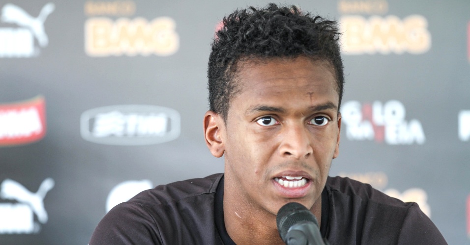 26 Ago. 2014 - Atacante Jô concede entrevista depois do treino do Atlético-MG na Cidade do Galo