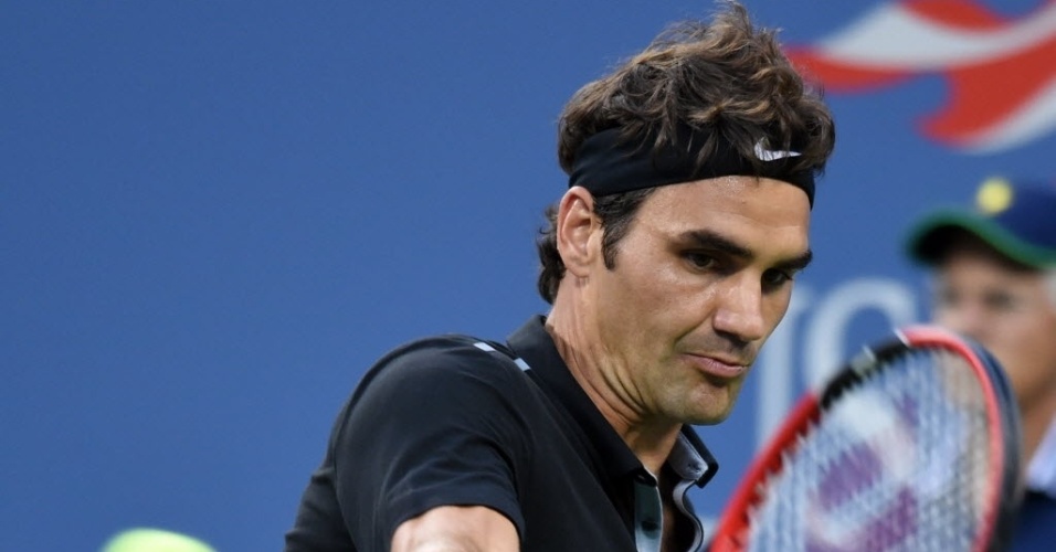 Roger Federer bate de backhand durante o duelo com Marinko Matosevic