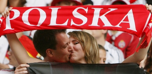 Poloneses se beijam na Eurocopa; torcedores farão a festa no Mundial de vôlei - Reuters
