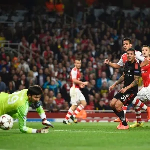 27. ago. 2014 - Alexis Sanchez abre o placar para o Arsenal, contra o Besiktas. Equipes brigam por vaga na fase de grupos da Liga dos Campeões - REUTERS/Dylan Martinez