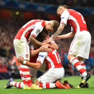 27. ago. 2014 - Jogadores do Arsenal comemoram gol marcado por Alexis Sánchez contra o Besiktas. Equipes lutam por uma vaga na fase de grupos da Liga dos Campeões - AFP PHOTO / BEN STANSALL