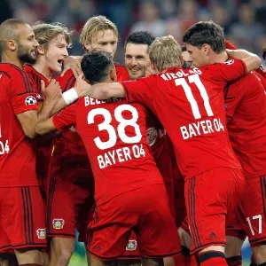 27. ago. 2014 - Jogadores do Bayer Leverkusen comemoram gol da equipe durante a partida contra o Kobenhavn, pela Liga dos Campeões - AFP PHOTO / INA FASSBENDER /GERMANY
