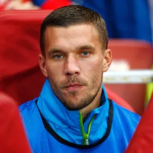 27. ago. 2014 - Lukas Podolski assiste ao jogo entre Arsenal e Besiktas pela Liga dos Campeões do banco de reservas da equipe inglesa - REUTERS/Eddie Keogh