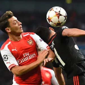 27. ago .2014 - Mesut Özil, do Arsenal, e Pektemek, do Besiktas, brigam pela bola no duelo entre as equipes pela Liga dos Campeões, no Emirates Stadium, em Londres - REUTERS/Dylan Martinez