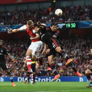 27. ago. 2014 - Zagueiro alemão Mertesacker sobe de cabeça na bola na disputa com Ersan Gulum, do Besiktas. Arsenal e Besiktas jogam nesta quarta-feira (27) para tenta vaga na fase de grupo da Liga dos Campeões - AFP PHOTO / BEN STANSALL