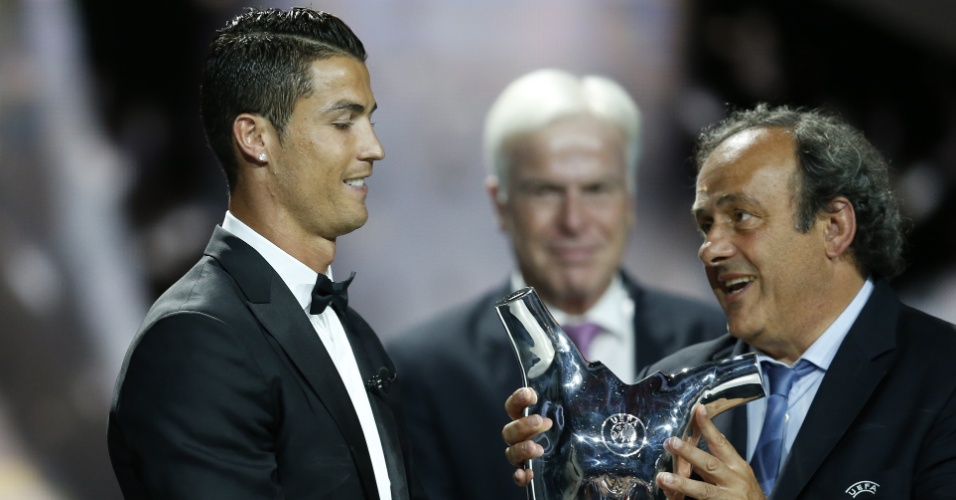 28. ago. 2014 - Cristiano Ronaldo recebe troféu de melhor jogador da Europa da temporada 2013-2014. Platini entrega o prêmio ao português