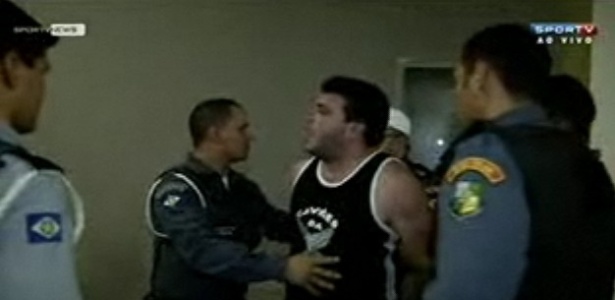 Membro da Gaviões da Fiel é retirado do vestiário pela polícia - Reprodução/SporTV