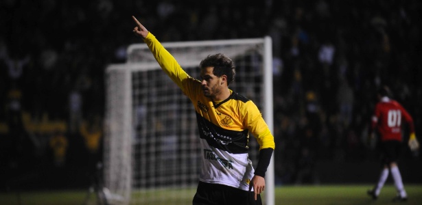 Silvinho, ex-São Paulo, comemora gol que abriu o placar para o Criciúma - CAIO MARCELO/Agência RBS/ESTADÃO CONTEÚDO