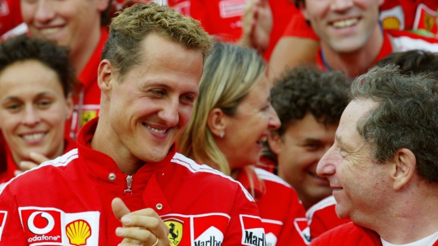 Michael Schumacher e Jean Todt, em comemoração do título da Fórmula 1 de 2004 - AFP PHOTO JEAN-CHRISTOPHE VERHAEGEN