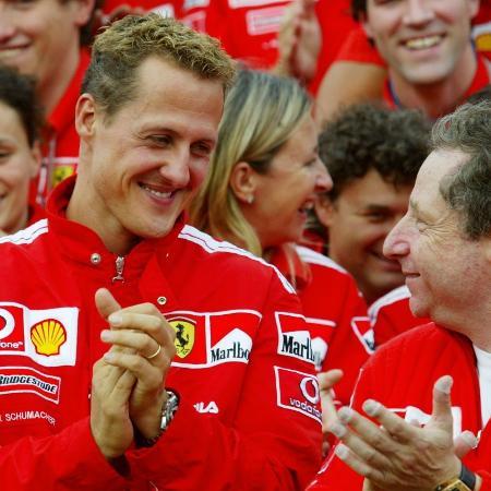 Michael Schumacher e Jean Todt, chefe da Ferrari em 2004, em comemoração do título na Bélgica - AFP PHOTO JEAN-CHRISTOPHE VERHAEGEN