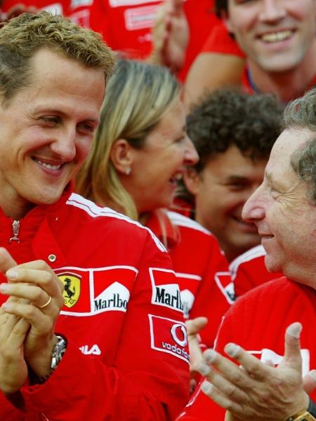 Michael Schumacher e Jean Todt, chefe da Ferrari em 2004, em comemoração do título na Bélgica Michael Schumacher e Jean Todt, chefe da Ferrari em 2004, em comemoração do título na Bélgica