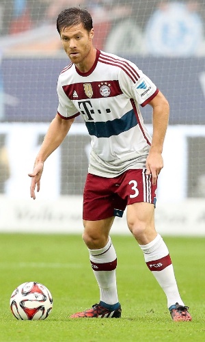 Volante espanhol Xabi Alonso estreou pelo Bayern de Munique, contra o Schalke 04, após deixar o Real Madrid