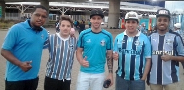Kevin (d) e amigos na Arena do Grêmio estão envergonhados por racismo - Marinho Saldanha/UOL