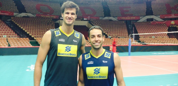 Gigante Renan, de 2,17m, ao lado do levantador Raphael, de 1,90 m - José Ricardo Leite/UOL