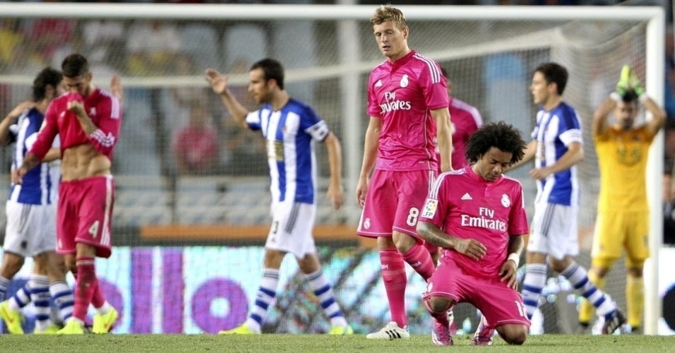 O brasileiro Marcelo caiu de joelhos quando o juiz apita o final do jogo em que o Real Madrid foi goleado por 4 a 2