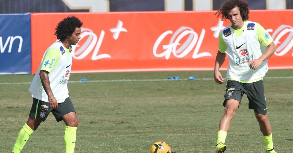 02. set. 2014 - Marcelo e David Luiz trabalham com bola nesta terça-feira (2) no primeiro treinamento da seleção brasileira nos EUA
