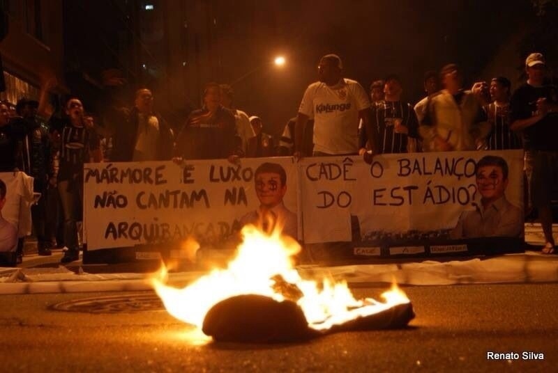 Boneco representando o ex-presidente do Corinthians, Andrés Sanchez, foi queimado em protesto - Reprodução