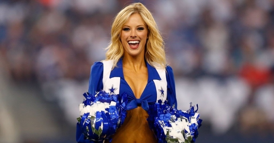 Cheerleader do Dallas Cowboys faz apresentação durante a pré-temporada
