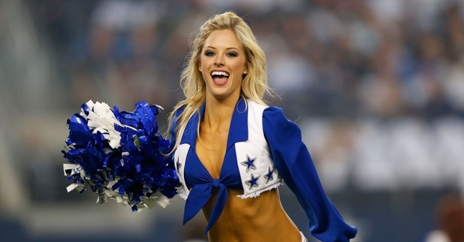 Cheerleader do Dallas Cowboys faz apresentação durante a pré-temporada