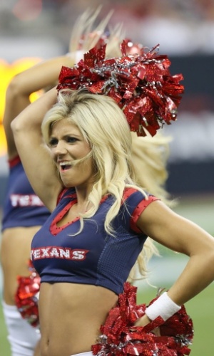 Cheerleader do Houston Texans faz apresentação durante a pré-temporada