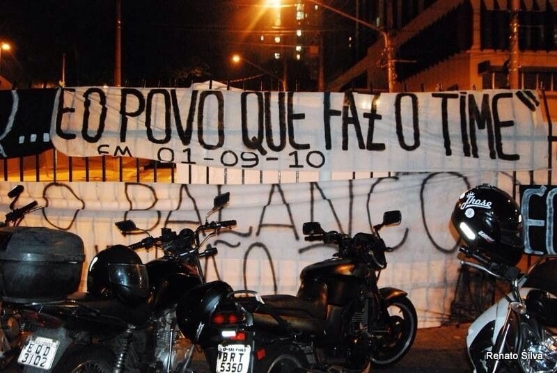 Faixas de protesto foram colocadas na frente do clube - Reprodução