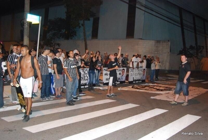 Protesto foi realizado contra preço dos ingressos nos jogos do Corinthians - Reprodução