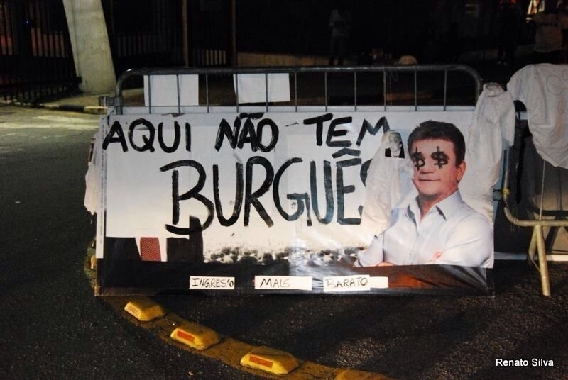 Torcedores corintianos comemoraram o aniversário de 104 anos do clube, na segunda-feira, com protesto na frente do Parque São Jorge por mudanças na política de ingressos nos jogos - Reprodução