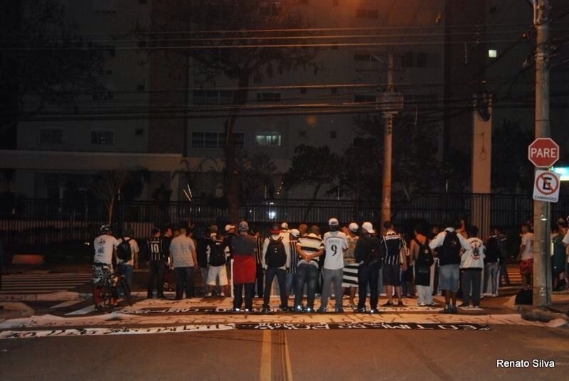Torcedores do Corinthians levaram faixas de protesto até a casa do ex-presidente Andrés Sanchez - Reprodução