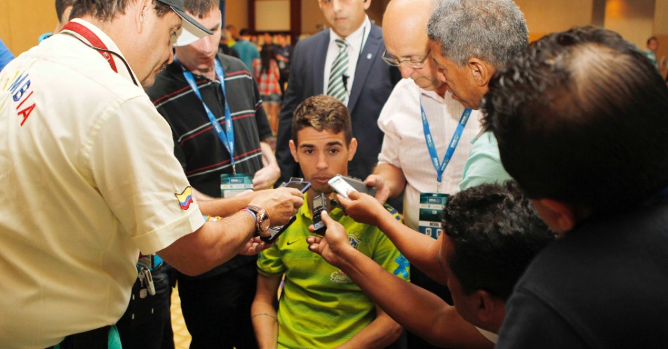 03. set. 2014 - Jogador Oscar fala com jornalistas em coletiva da seleção brasileira, em Miami