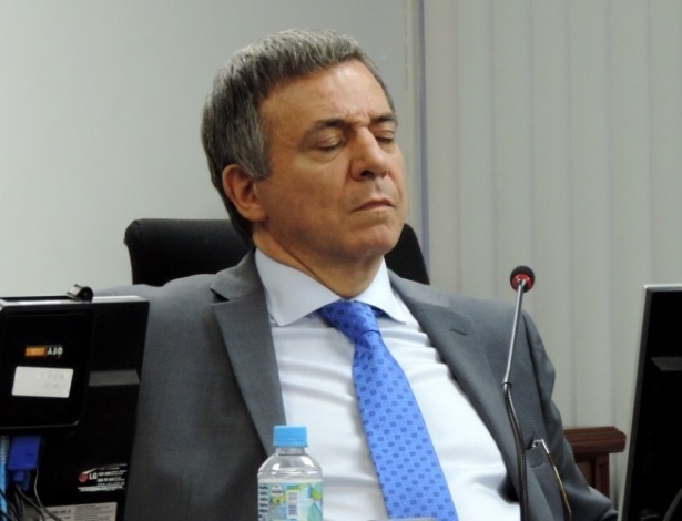 Auditor do STJD Ivaney Cayres cochila durante sessão do STJD na quarta-feira - Pedro Ivo Almeida/UOL