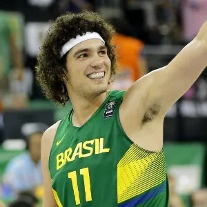 Anderson Varejão acena para o público após o Brasil bater a Sérvia - undefined