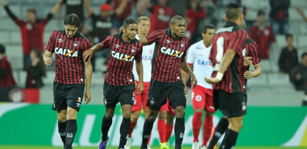 Atlético-PR marcou dois gols; faltou um para levar a decisão para os pênaltis - HEULER ANDREY/ESTADÃO CONTEÚDO