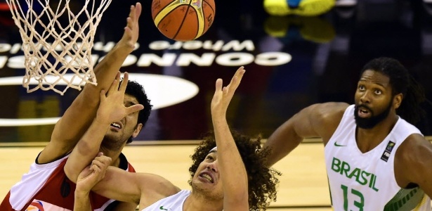 Anderson Varejão disputa bola no garrafão com Haytham Khamal, do Egito - AFP PHOTO / JAVIER SORIANO