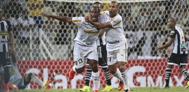 André Bahia comemora com Sheik após marcar o gol da classificação do Botafogo - Jarbas Oliveira/Freelancer