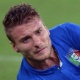 Immobile e Veltman disputam a bola no chão durante amistoso internacional - ALBERTO PIZZOLI / AFP
