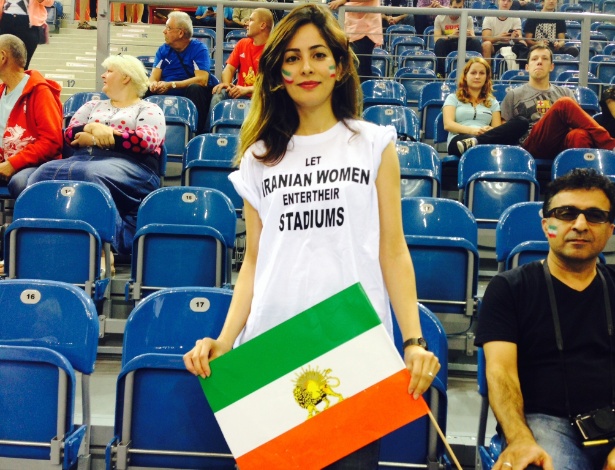 Iraniana protesta em Cracóvia por mulheres não poderem ver jogos no país - José Ricardo Leite/UOL