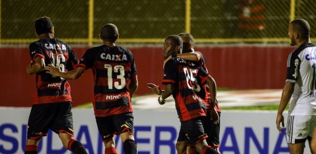 Jogadores do Vitória comemoram gol durante o triunfo sobre o Sport no Barradão - AFP PHOTO / YASUYOSHI CHIBA