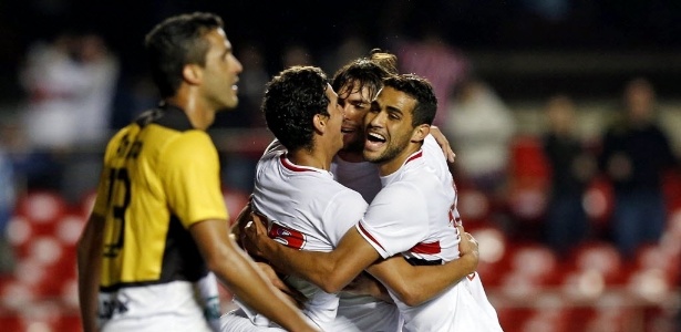 Kaká, Ganso e Kardec comemoram gol contra o Criciúma, na fase anterior do torneio - Ernesto Rodrigues/Folhapress