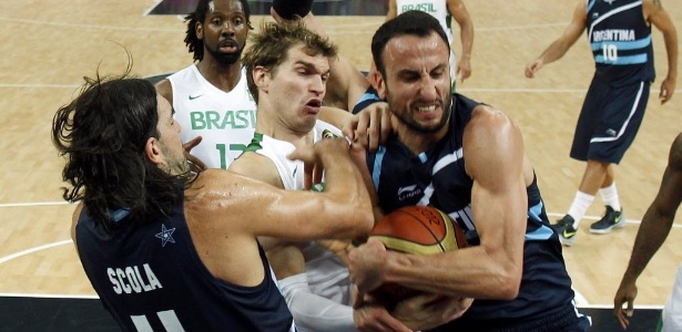 Splitter disputa bola com Scola (esquerda) e Ginóbili em confronto na Olimpíada 2012 - REUTERS/Sergio Perez