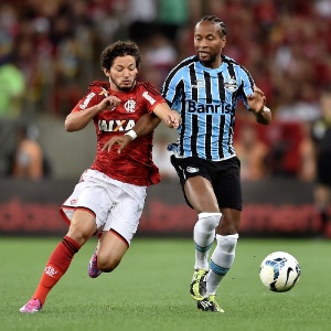 6.9.14- Arthur, do Flamengo, Briga pela bola com Zé Roberto, do Grêmio - Buda Mendes/Getty Images
