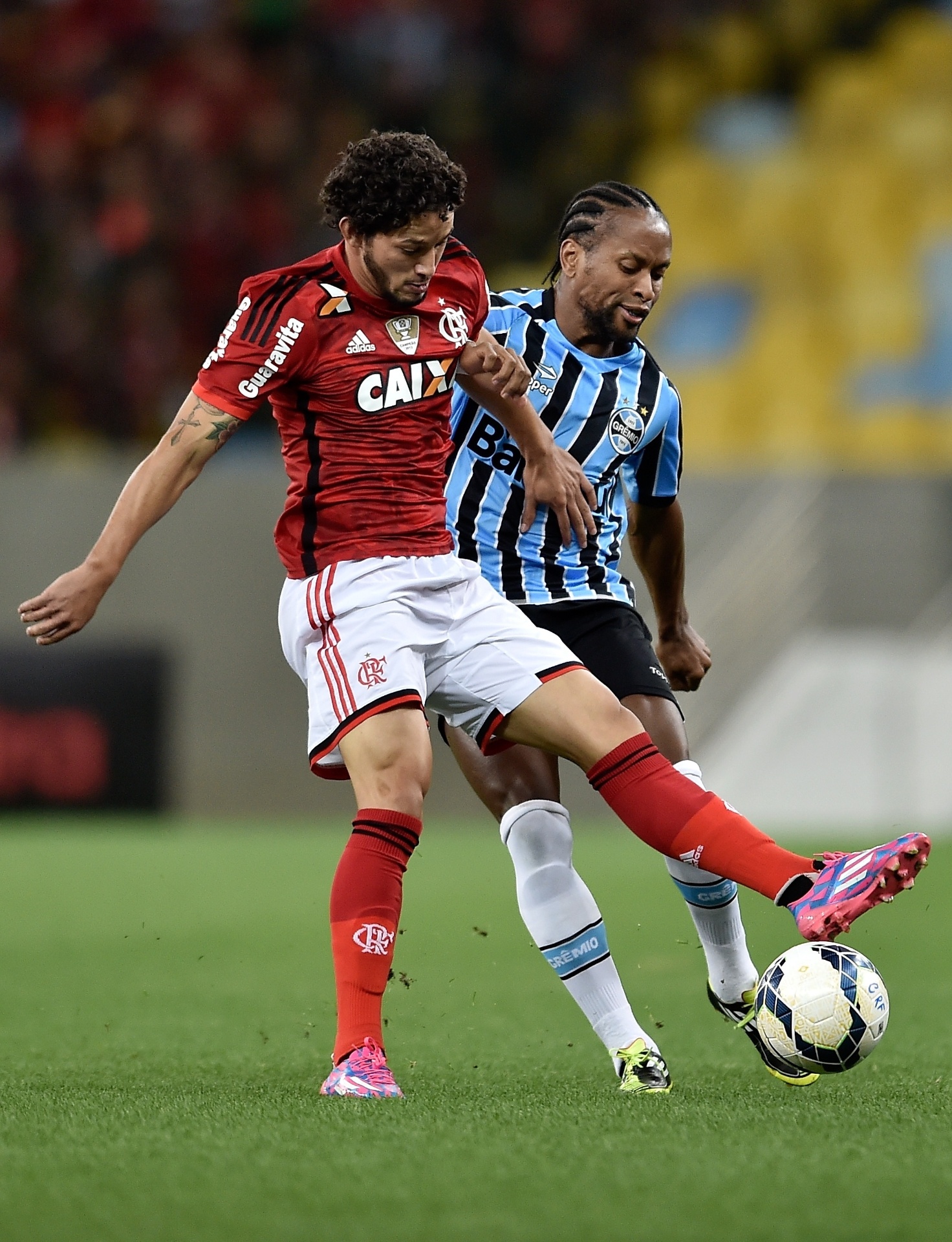 6.9.14- Arthur, do Flamengo, Briga pela bola com Zé Roberto, do Grêmio - Buda Mendes/Getty Images