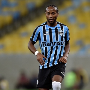 6.9.14- Zé Roberto conduz a bola na partida entre Flamengo e Grêmio - Buda Mendes/Getty Images