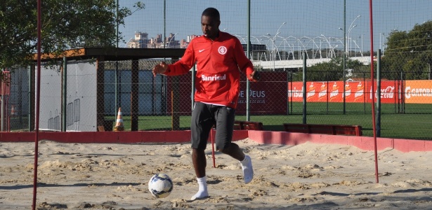 Zagueiro Juan trabalha separado do grupo do Inter no Parque Gigante - Marinho Saldanha/UOL