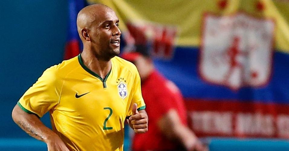Maicon, lateral da seleção brasileira que foi cortado dois dias depois, comemora com Neymar na partida contra a Colômbia, que marcou a reestreia de Dunga