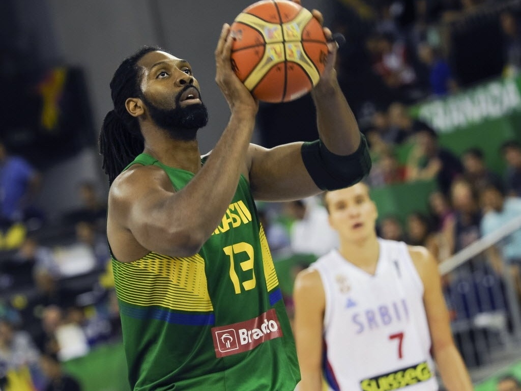 O jogador de basquete gosta de arremessar seu lance livre em