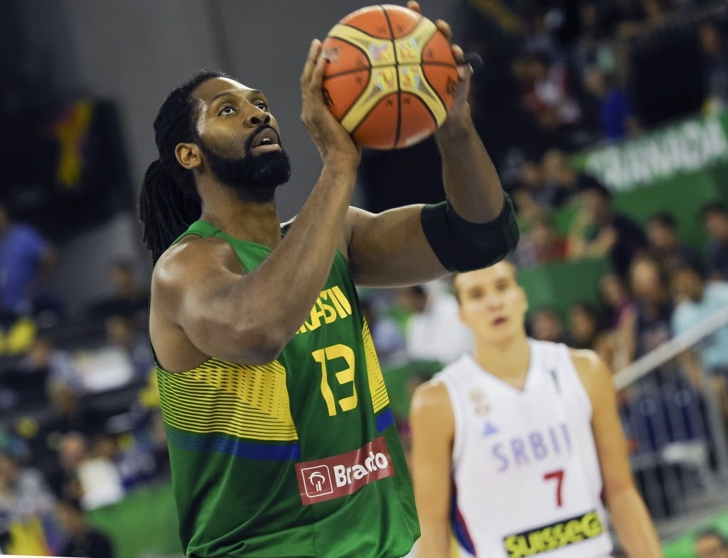 Jogador da NBA cobra mal lance livre e bola sequer chega à cesta - UOL  Esporte