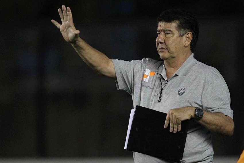 09.set.2014 - Joel Santana orienta jogadores do Vasco no jogo contra o Luverdense pela Série B
