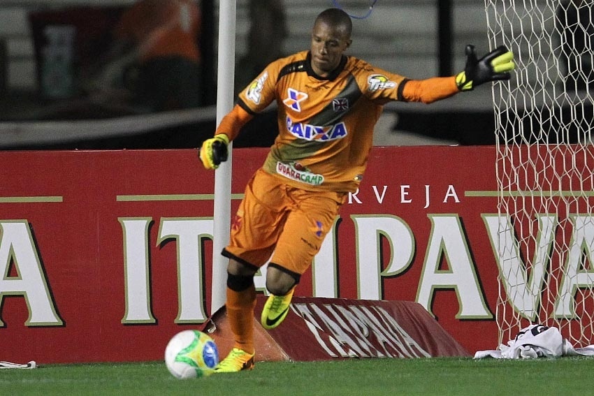 09.set.2014 - Jordi, goleiro do Vasco, cobra tiro de meta