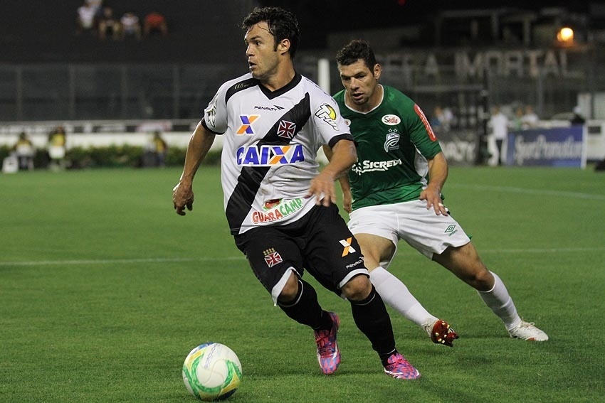 09.set.2014 - Kléber Gladiador conduz a bola contra o Luverdense